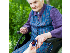Senior Citizen Using the Zacurate 500BL-M Fingertip Pulse Oximeter