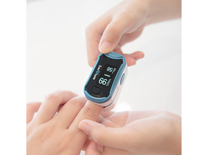 A person helping another person use the Zacurate 500G Pulse Oximeter