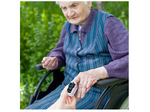 Senior Citizen using the Zacurate 500E-M White Pulse Oximeter