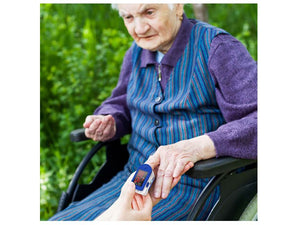 Senior Citizen Using the Zacurate 500CL-M Fingertip Pulse Oximeter