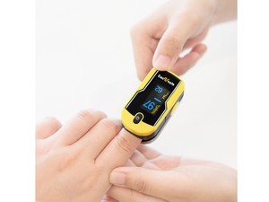 A person helping another person use the Zacurate 500F Pulse Oximeter