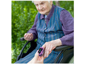 Senior Citizen using the Zacurate 500E-M Purple Pulse Oximeter
