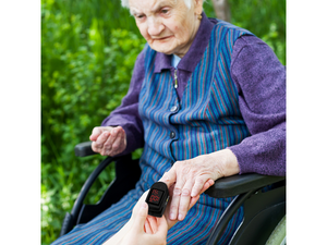 Senior Citizen Using the Zacurate 500DL-M Pro Series Fingertip Pulse Oximeter Black